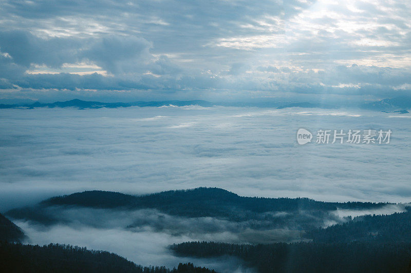 在阿尔卑斯山的云朵之上-白云石