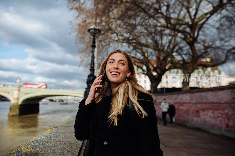 漂亮女人在伦敦大街上用电话