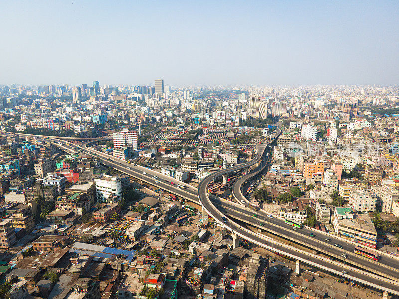 达卡的城市景观，孟加拉国，在白天的天桥住宅建筑公司在达卡市