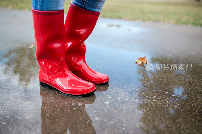 穿雨靴的女人