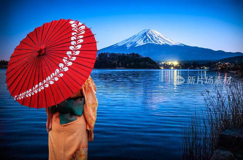 日本川口湖，在富士山前撑着红伞的艺妓