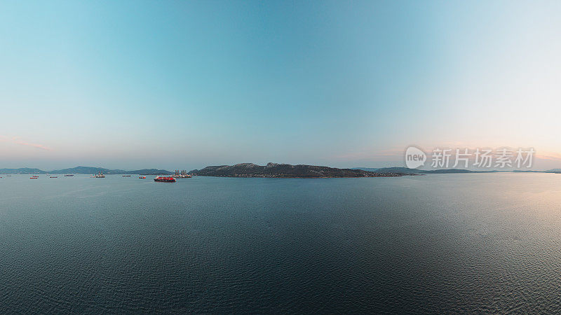 从埃莱夫西纳湾拍摄的萨拉米斯岛的空中全景照片