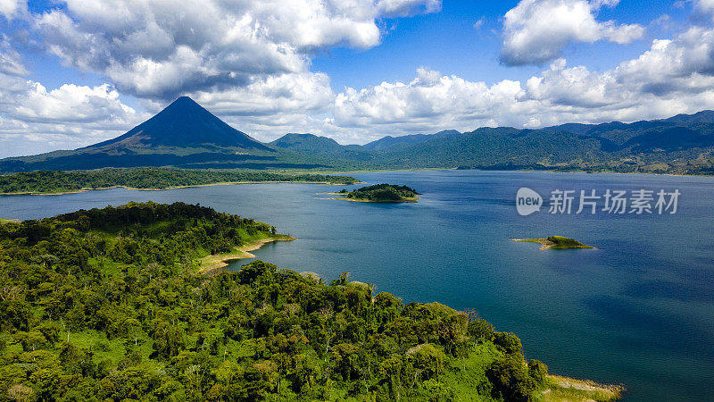 哥斯达黎加的雷纳尔火山和雷纳尔湖