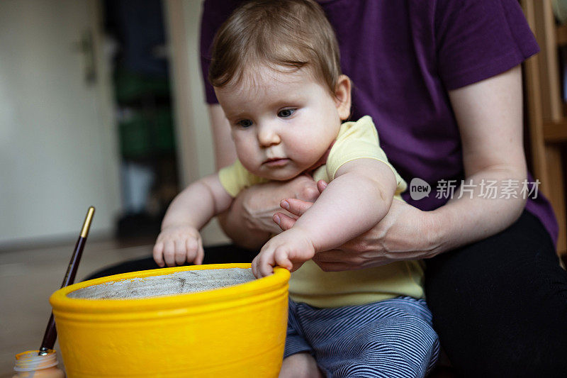 妈妈和她的宝贝女儿玩得很开心