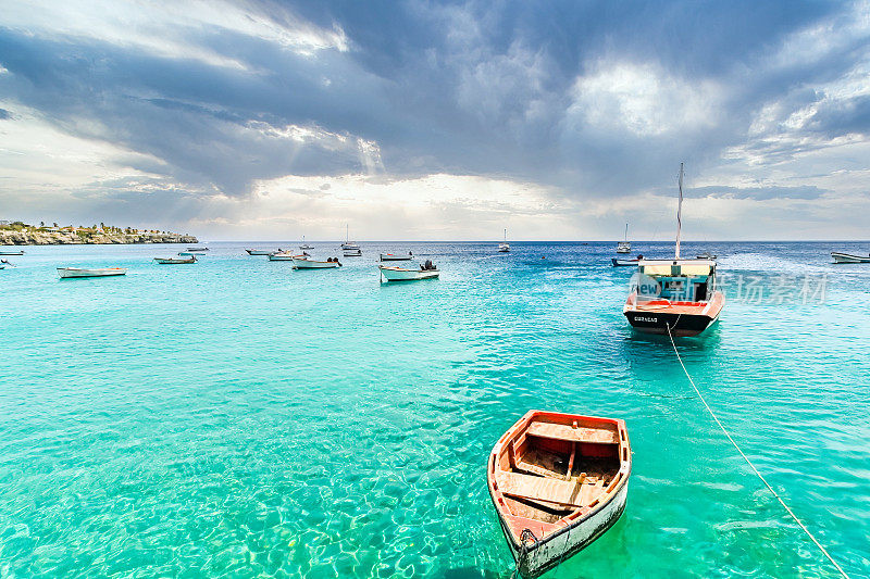 Curaçao湛蓝的海水上的渔船停泊在海湾里