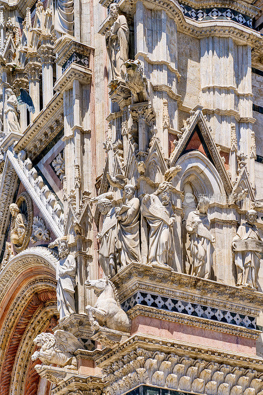 托斯卡纳锡耶纳大教堂壮观的哥特式外立面特写