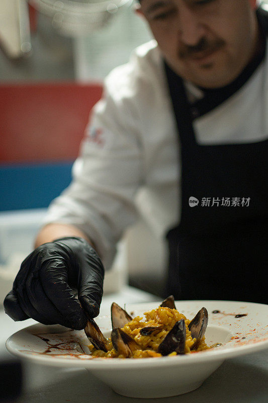 特写男厨师在餐厅装饰餐点