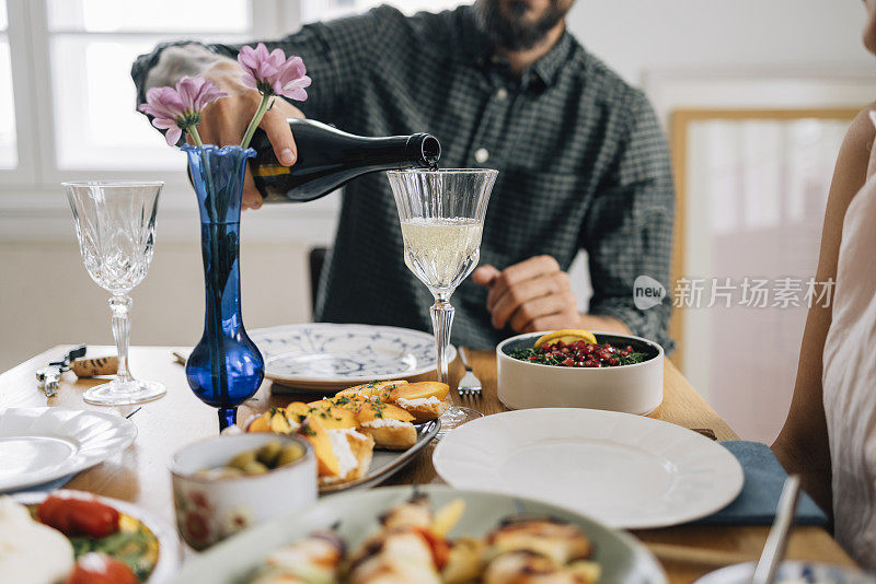 一名陌生男子在午餐时间倒酒