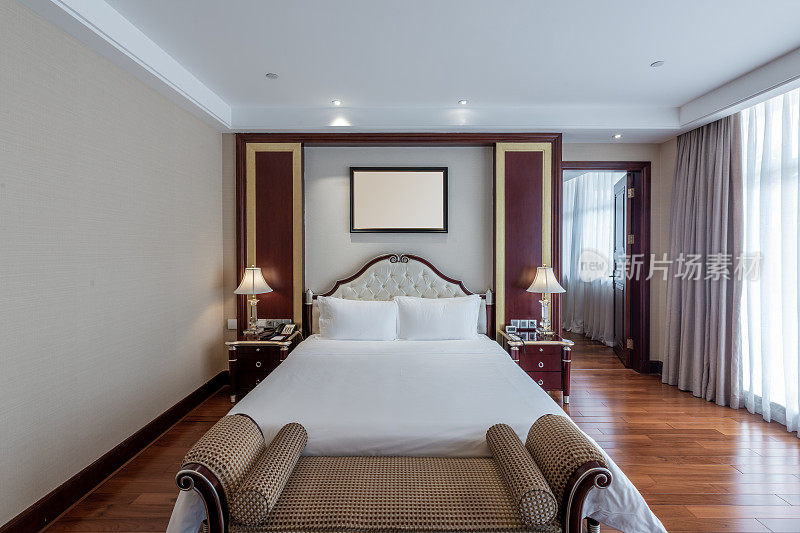 宽敞明亮的亚洲贵族红木家具酒店客房