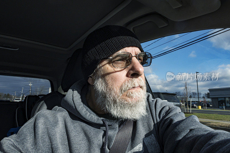 冬季汽车司机年长男子戴墨镜