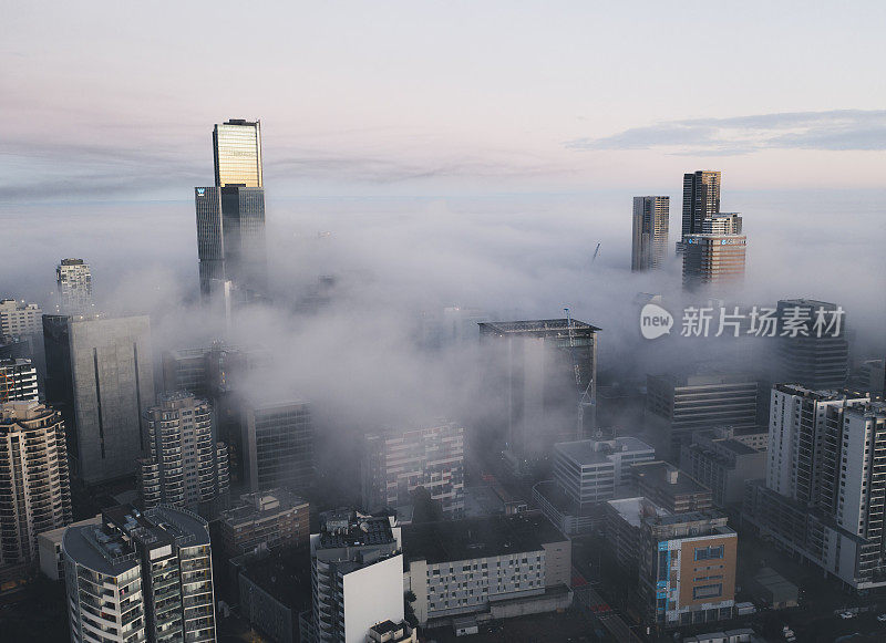 中央商务区鸟瞰图雾和雾之间的建筑物