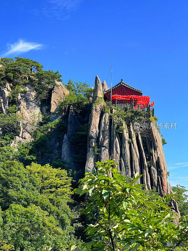 山顶上的佛寺