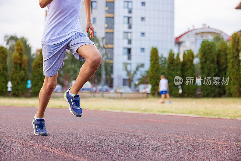 孩子在跑道上奔跑。只腿。