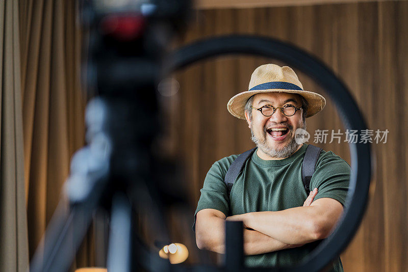 幸福vlog旅行者亚洲成年男性用智能手机交谈，用手机和铃声为博客拍摄视频，为他的博客录制视频内容