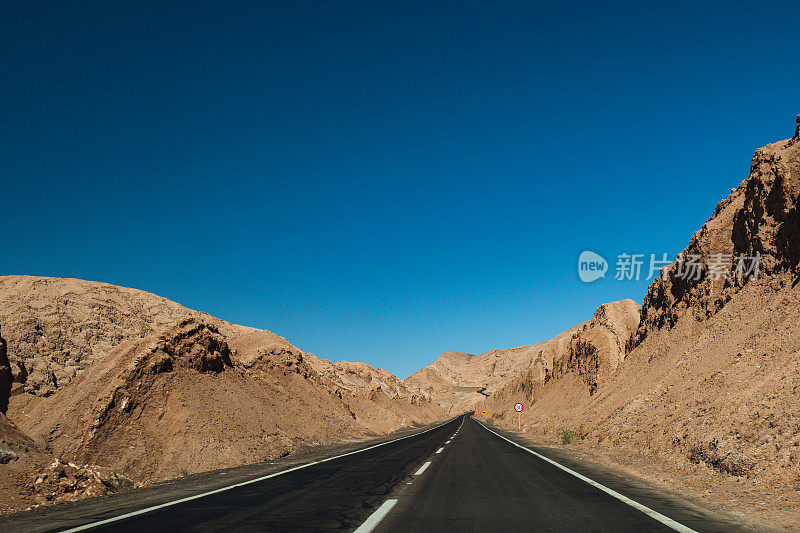 智利沙漠中的漫漫长路