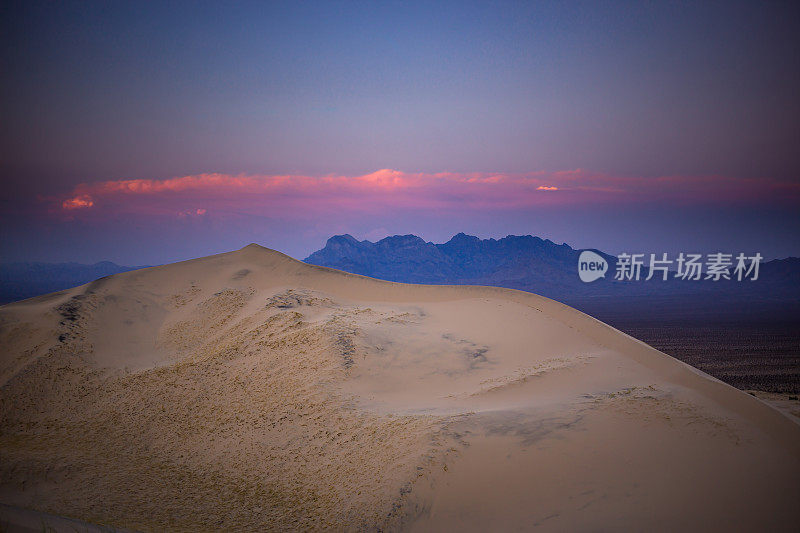 黄昏时分在莫哈韦沙漠拍摄沙丘