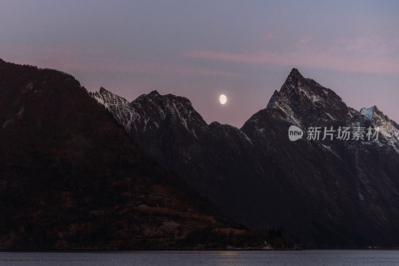 挪威冬季峡湾附近的桑恩莫尔阿尔卑斯山的壮丽景色