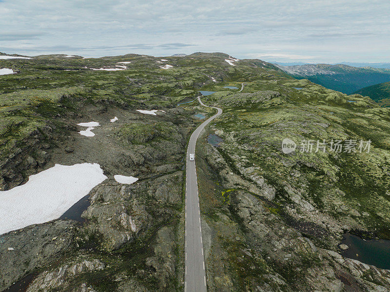 通过挪威高地的道路上露营车的风景鸟瞰图