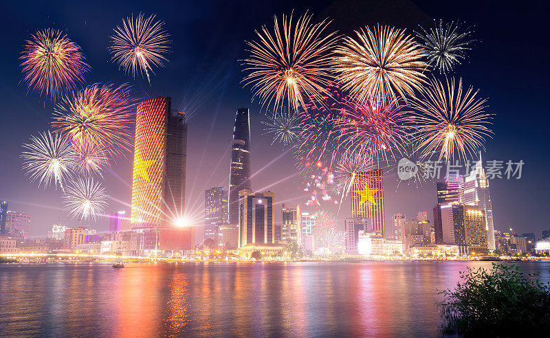 庆祝。在越南胡志明市(西贡)，烟花照亮了商业区的天空。美丽的夜景城市景观。节假日，独立日，新年和春节