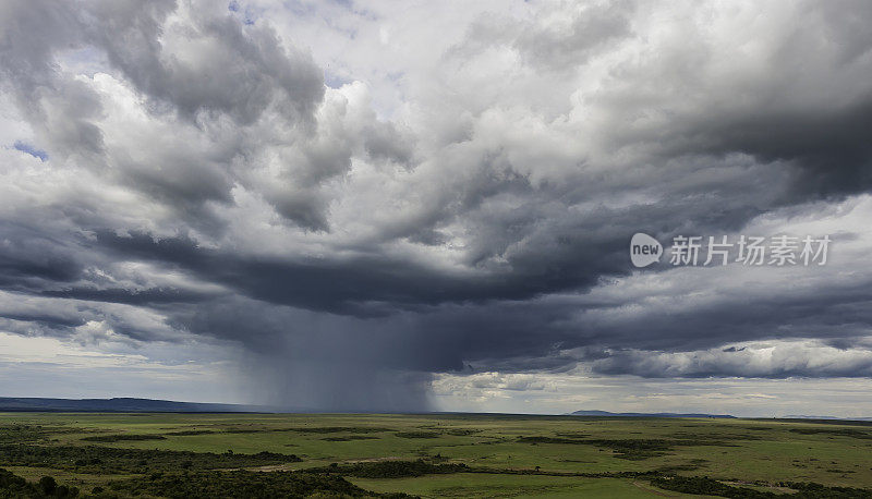 肯尼亚马赛马拉国家保护区上空的云和雨。