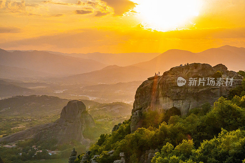 在橙色天空映衬下的梅特拉修道院风景