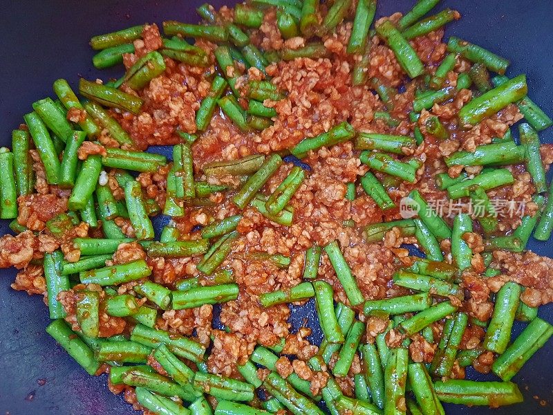 炒菜炒青豆和辣椒酱——准备食物。