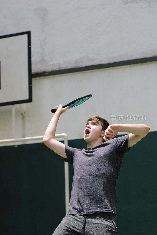 少年玩pickleball