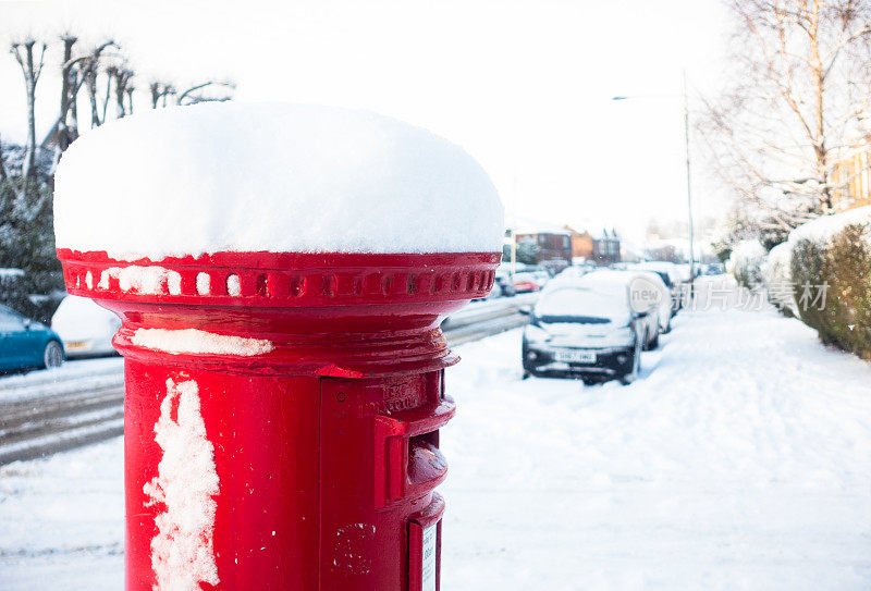 圣诞节邮筒上的雪