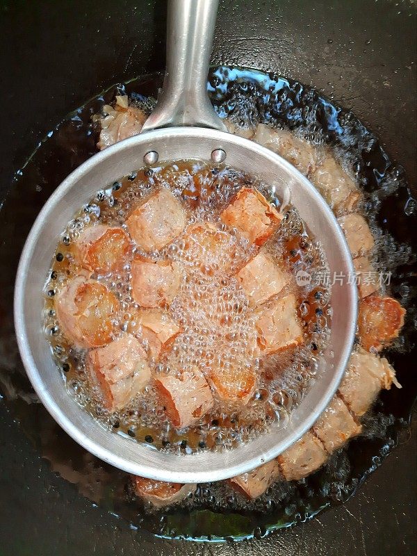 煎蟹肉在锅中翻滚——食物的准备。