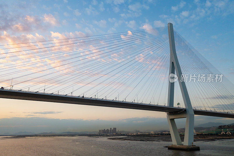 日落时海上大桥的航拍照片