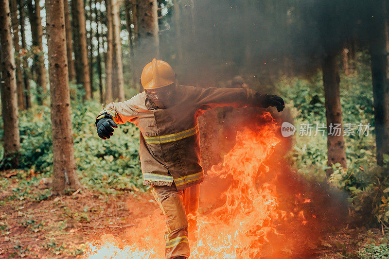 消防英雄在行动中危险地跳过大火火焰进行救援和拯救