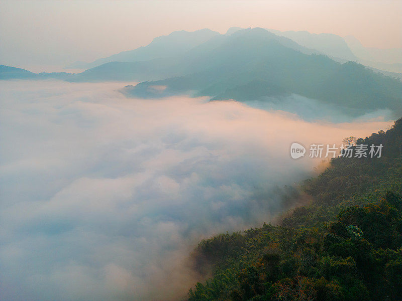 日出时云中喀斯特山脉的鸟瞰图