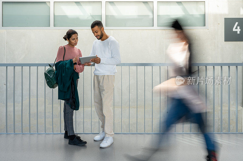 学生们在大学的走廊里聊天。