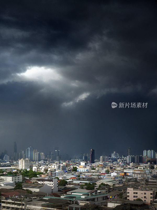 热带风暴期间曼谷的城市景观