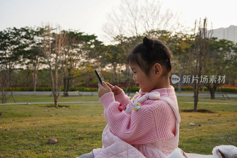 快乐的亚洲小女孩用手机看视频
