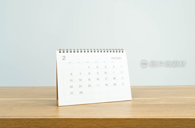 2023年2月日历页上的木质背景。日历背景提醒，业务计划，约会会议和事件。