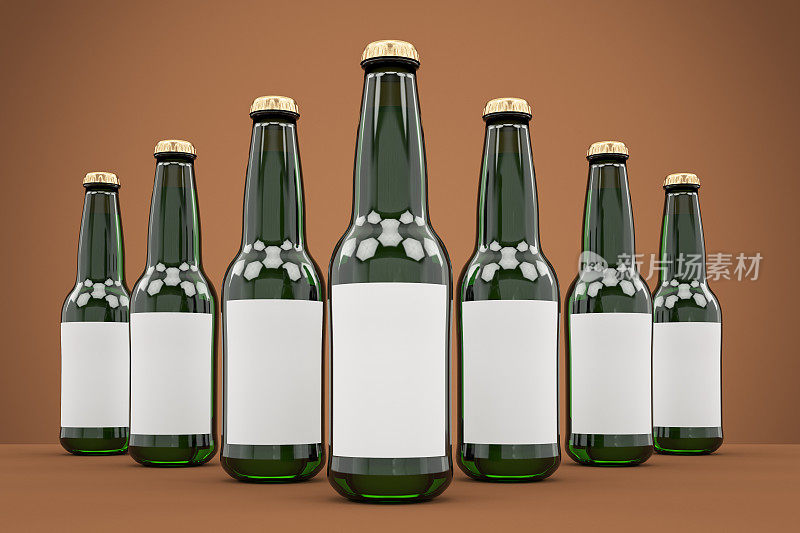 一排空标签的啤酒瓶