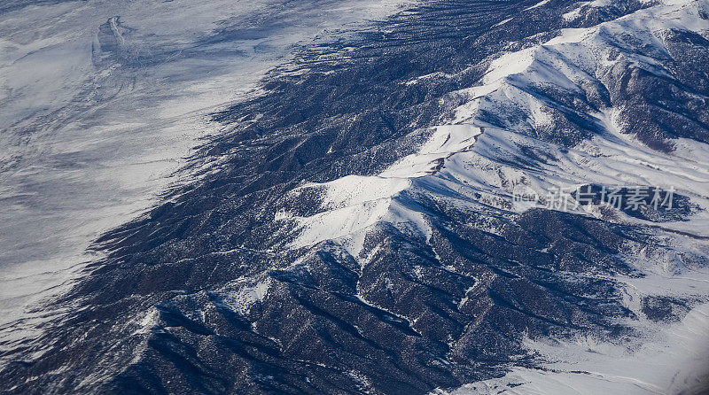 冬季北内华达山脉的鸟瞰图。