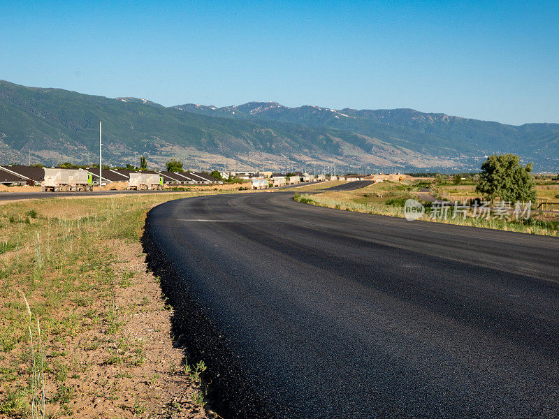 正在建设的高速公路上排着长长的卡车队。Kaysville,犹他州。