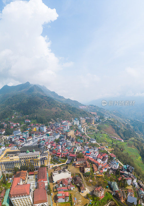 亚洲越南老蔡省萨帕市山城景观鸟瞰图，阳光明媚，夕阳西下，云中山景