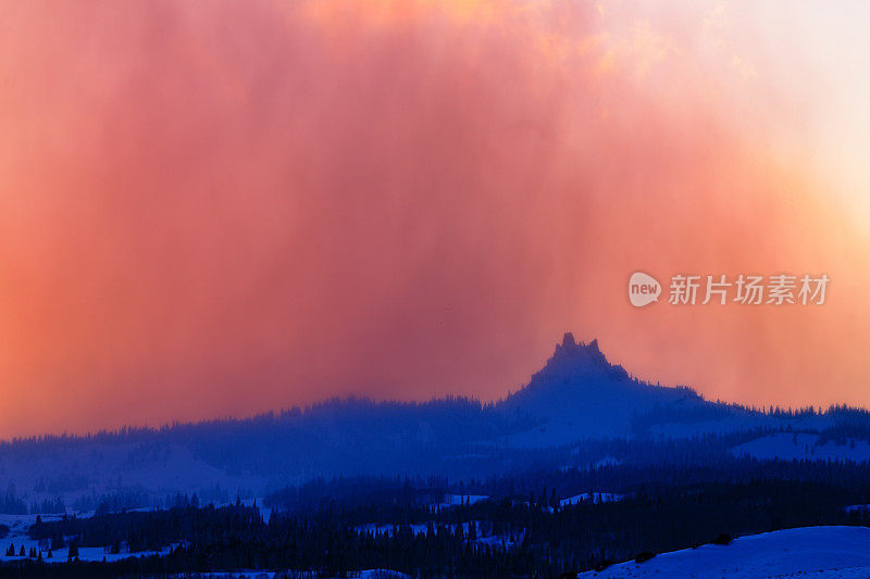 青山日落，橙色的光