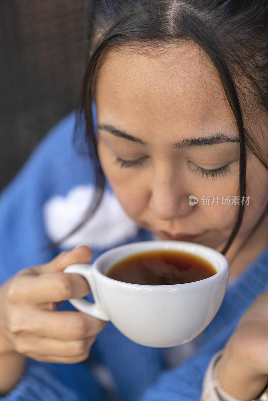 女孩手里拿着的过滤咖啡