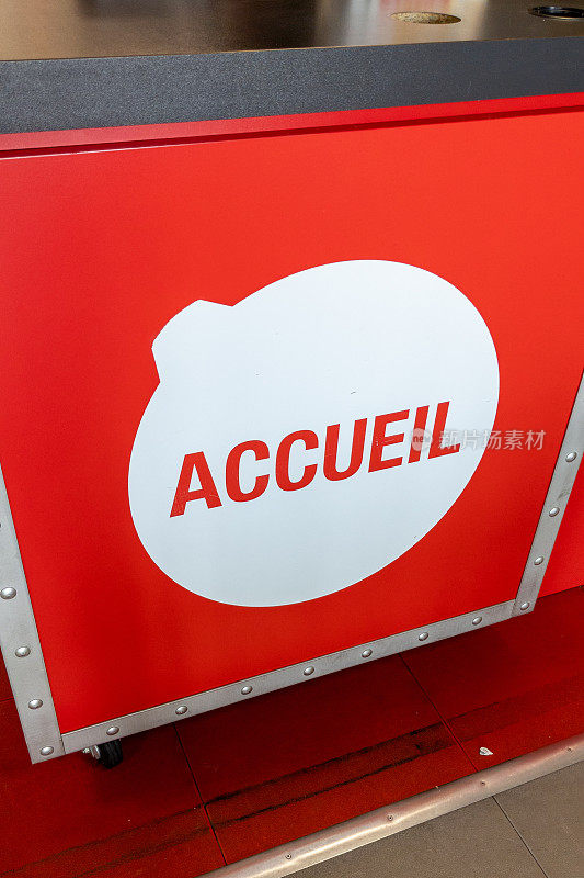 Accueil在法语文字面板中的意思是室内市场、商店、超市的欢迎入场接待标志