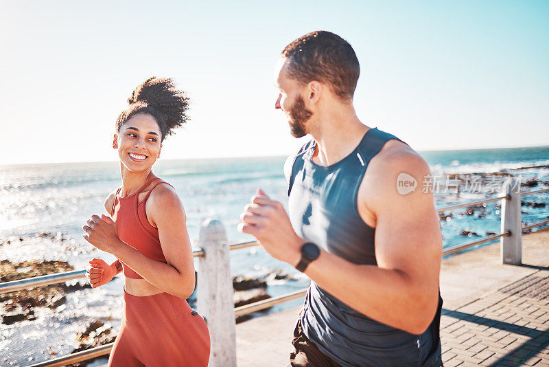 跑步，健身和户外运动夫妇在夏天进行有氧运动或耐力锻炼。健康，训练和海洋与一男一女跑步者一起在散步道上锻炼