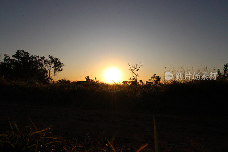 夕阳下奔跑的男人的剪影