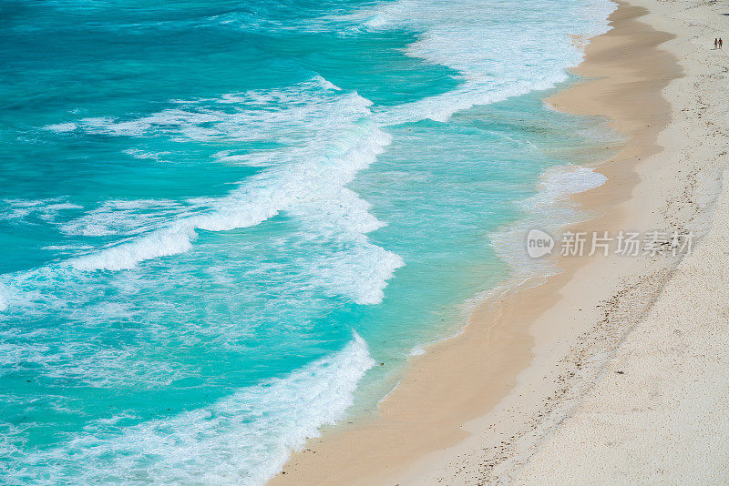 翻滚的海浪和沙滩