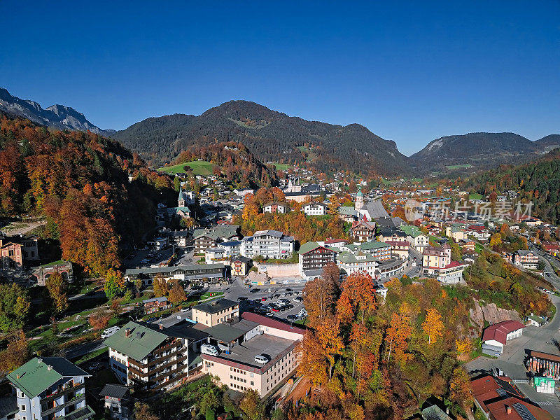 德国巴伐利亚州秋天的贝希特斯加登古城鸟瞰图。
