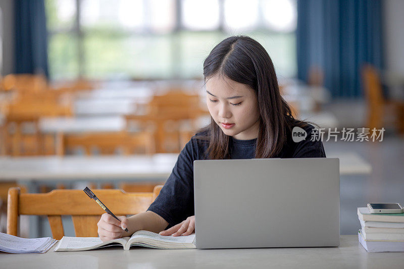 在自习室学习的大学生