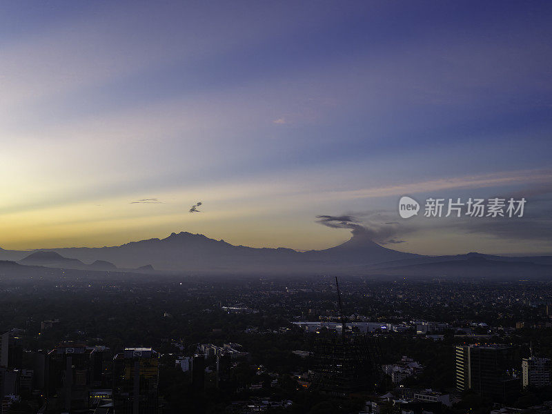 火山喷发产生的火山灰云