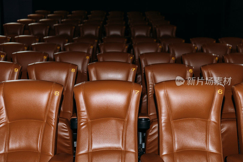 闪光摄影排的电影院座位-股票照片